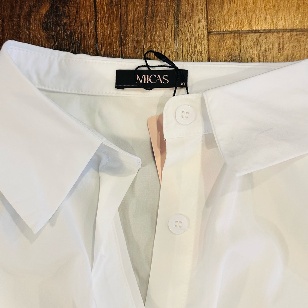 Elegant White Collared Crop Top with Twist Front - Picture 2 of 2